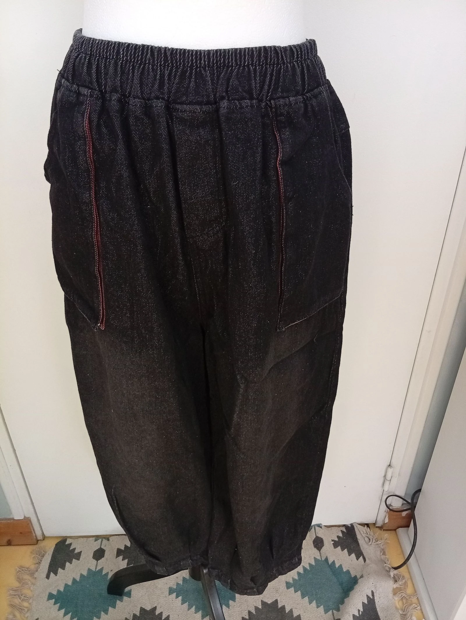 Pantacourt jean grande poches bordé couleur bordeaux